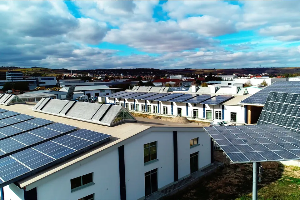 Firmensitz der ASS Elektronik in Grünstadt mit Solardach