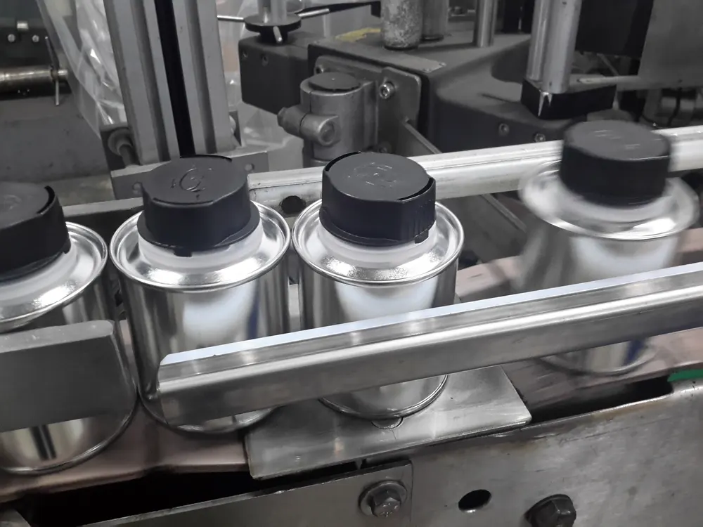 Abfüllanlage mit Dosen in der Produktion