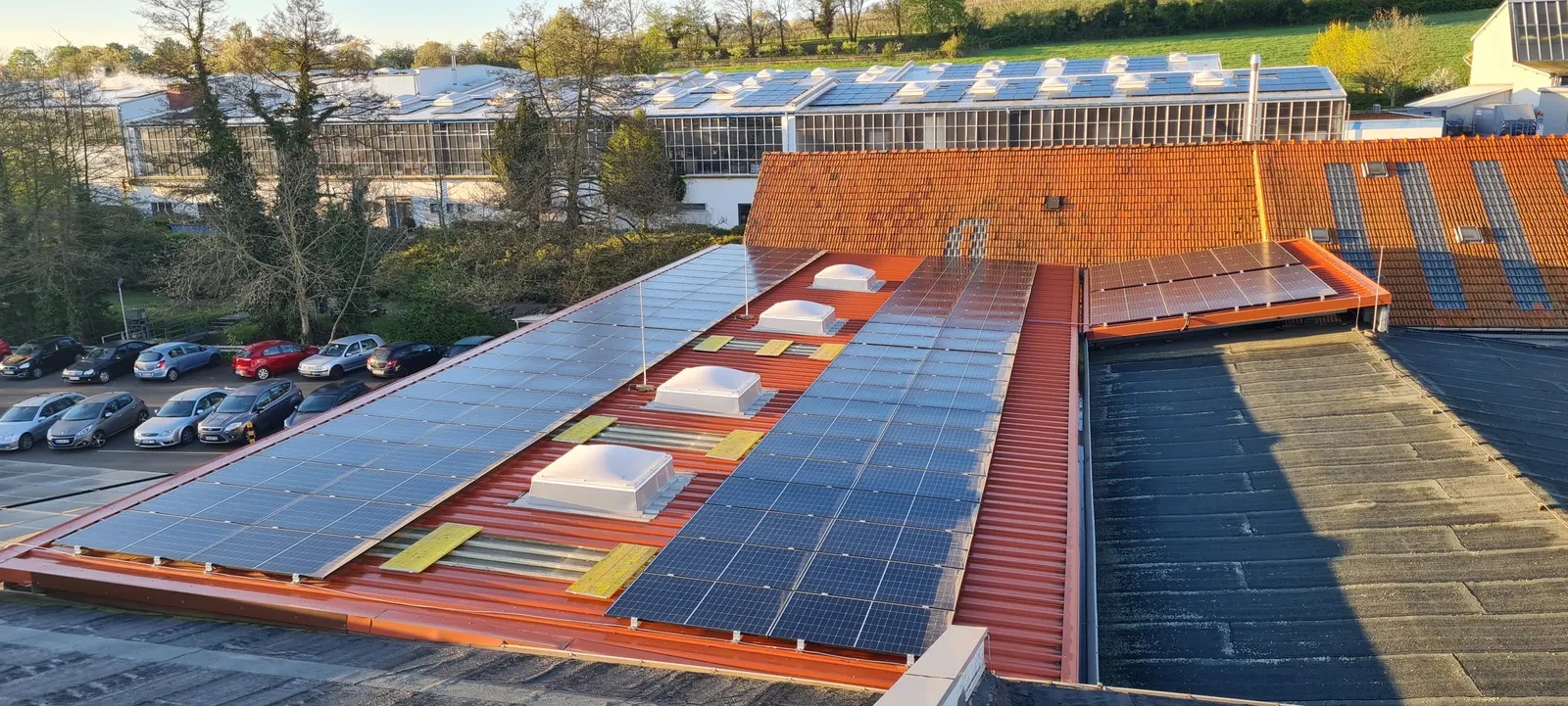Dächer mit Solaranlagen am GECHEM-Standort
