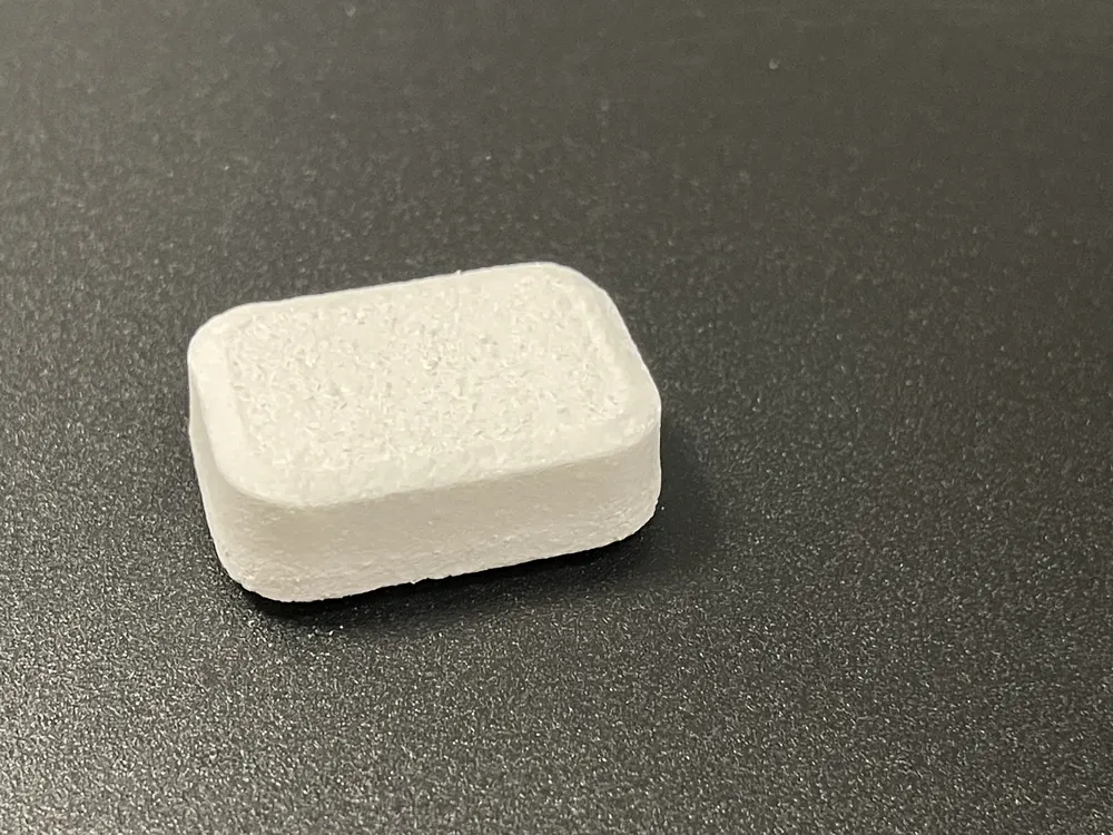 Tabletten auf dem Drehteller einer Presse